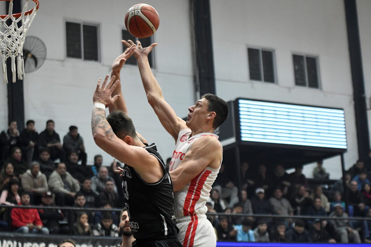 La lucha de los tableros, una de las claves de la serie semifinal de la Liga Nacional entre Instituto y Olímpico. (Prensa Olímpico)