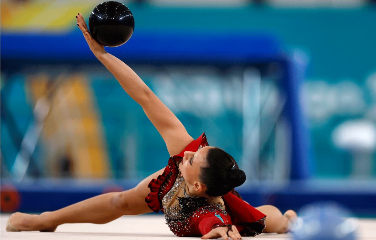 Celeste D'Arcángelo es pura expresividad en su rutina de pelota, musicalizada con Cacho Castaña y Garganta con arena. ( Jorge Loyola/Santiago 2023 via Photosport)