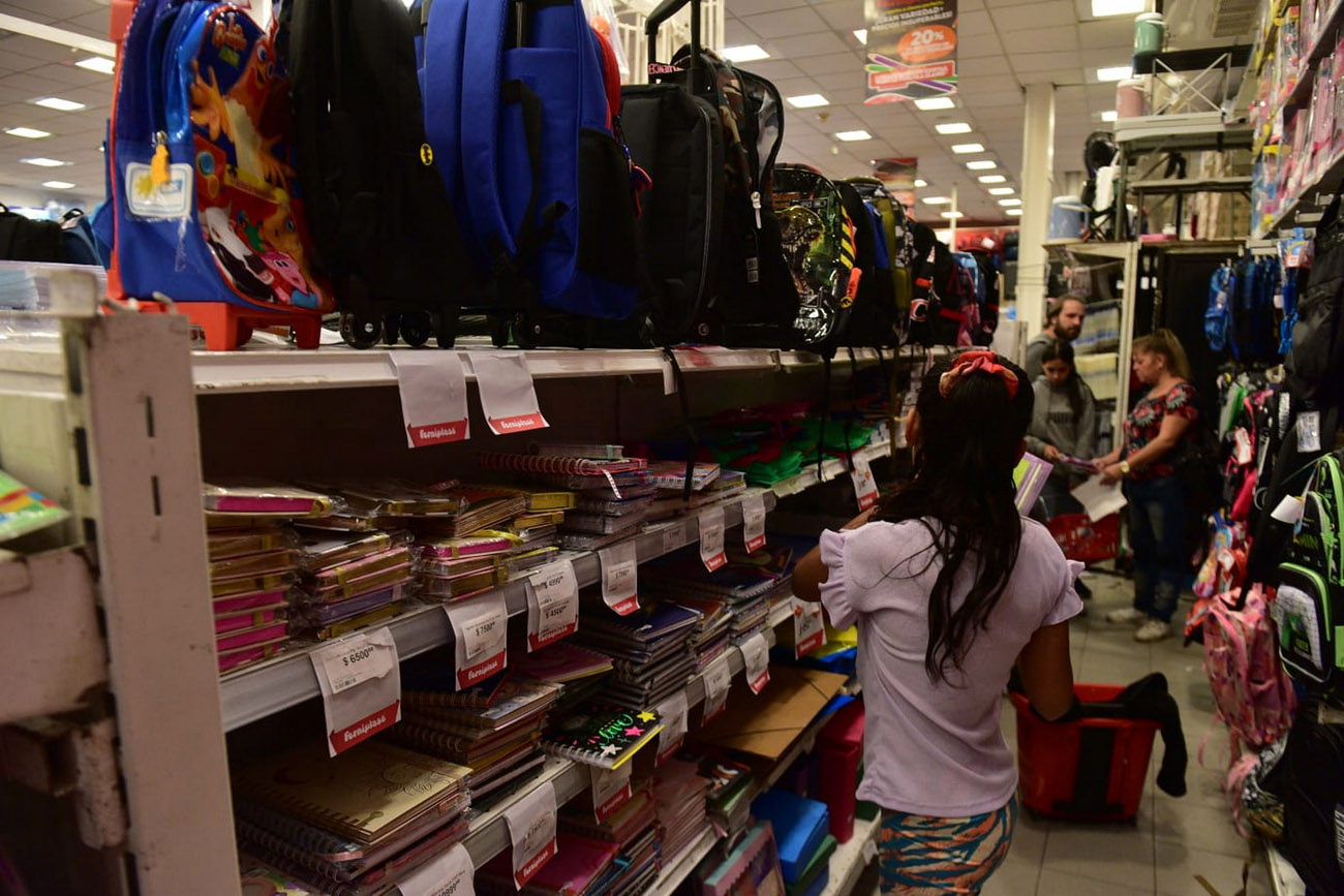 Venta de útiles escolares, semanas antes del inicio del ciclo lectivo. (José Gabriel Hernández / La Voz)