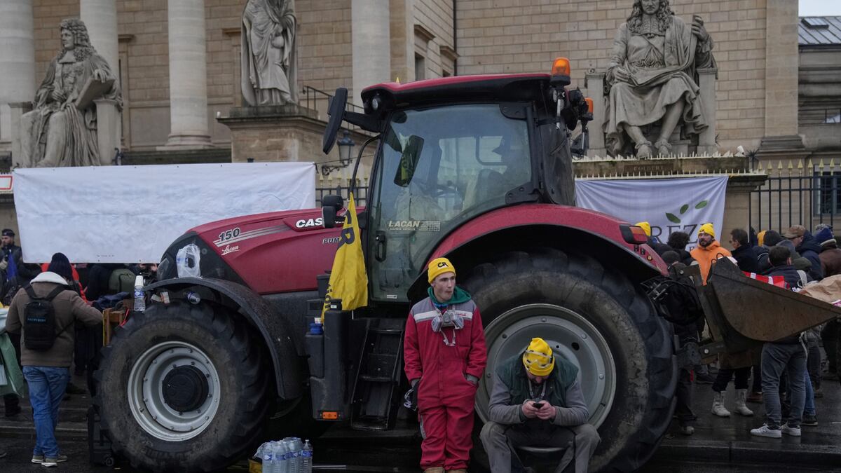 Agricultores descansan frente a la Asamblea Nacional durante una protesta contra la intención de la Unión Europea de avanzar con el acuerdo comercial del Mercosur con cinco países de América del Sur, el jueves 8 de enero de 2026, en París. (Foto AP/Christophe Ena)