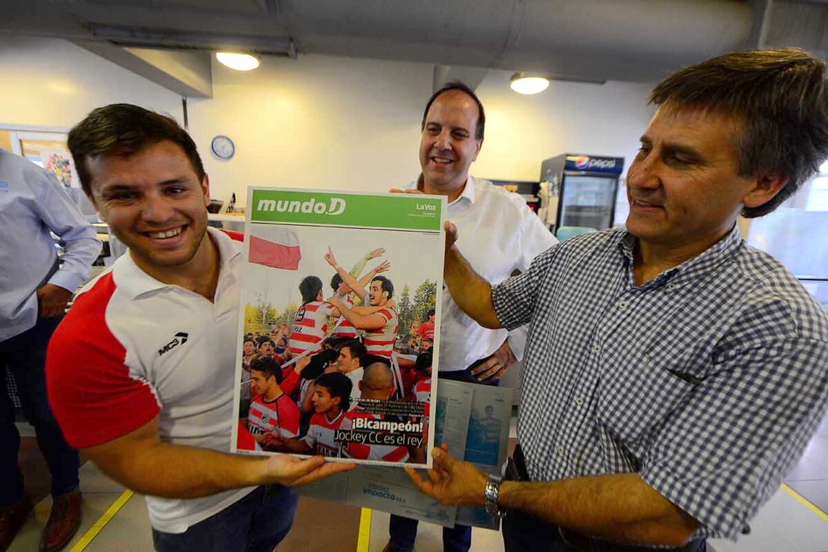 Joaquín Balbis, editor de Mundo D, entrega la tapa a Marcelo Blanco, capitán de Jockey CC. (José Gabriel Hernández / La Voz)