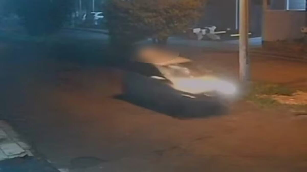 Cámaras de seguridad grabaron al auto circulando con el cuerpo de Viviana en el techo. (Foto: gentileza El Territorio).