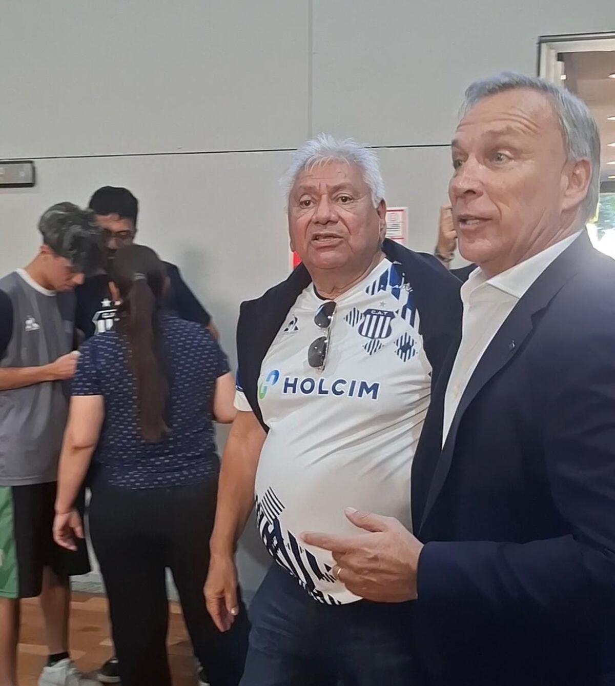 El asambleísta Amado Nazrala acompañó a Fassi en el momento de la votación.