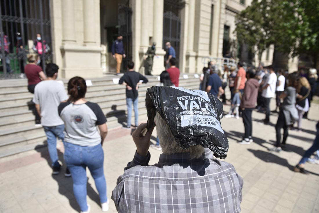 El calor hizo más pesada la espera en el exterior de las escuelas. (Ramiro Pereyra / La Voz).