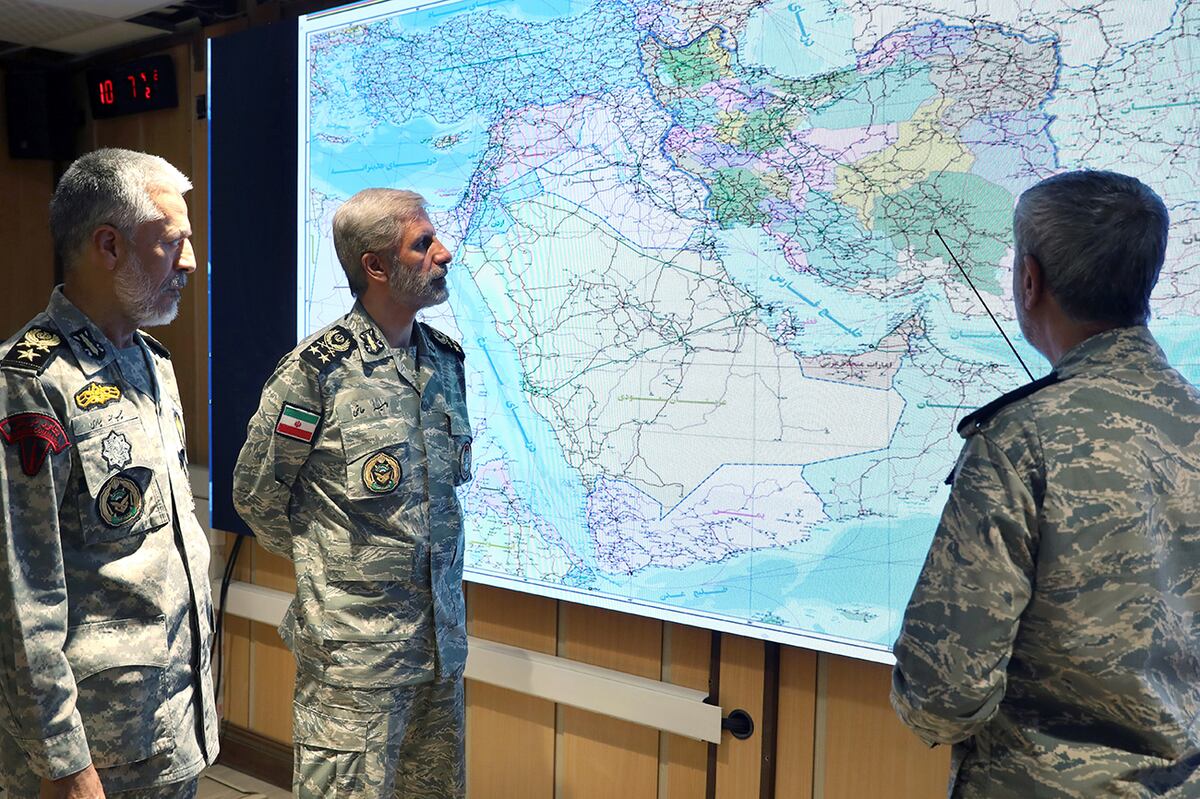 n esta foto, publicada el lunes 23 de junio de 2025 por el servicio de prensa del ejército iraní, el comandante en jefe del ejército iraní, general Amir Hatami (centro), el almirante Mahmoud Mousavi (derecha) y el almirante Habibollah Sayyari asisten a una reunión en el cuartel general de Zolfaghar, Irán. (Servicio de Prensa del Ejército Iraní vía AP)