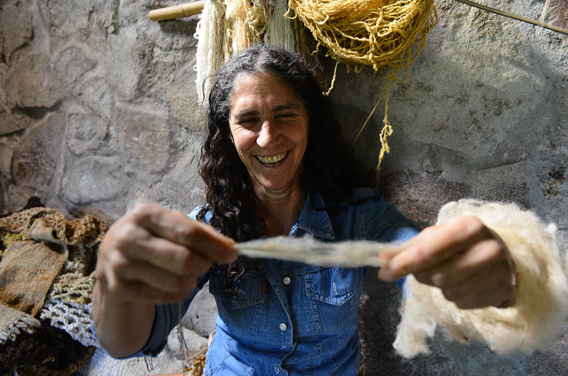 Paula con las hebras naturales, que serán tejido (José Gabriel Hernández)