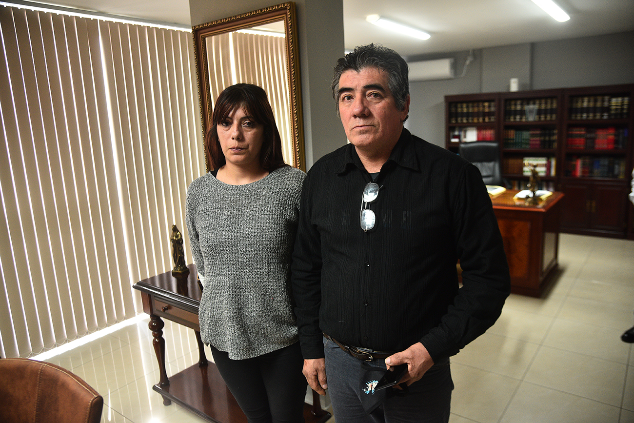 Laura, hermana de Carolina, y Juan Carlos (padre de ambas). Carolina, que prefirió no salir en la foto, pide justicia por la muerte de su bebé en el hospital Materno Neonatal en abril de 2022. (Pedro Castillo / La Voz)