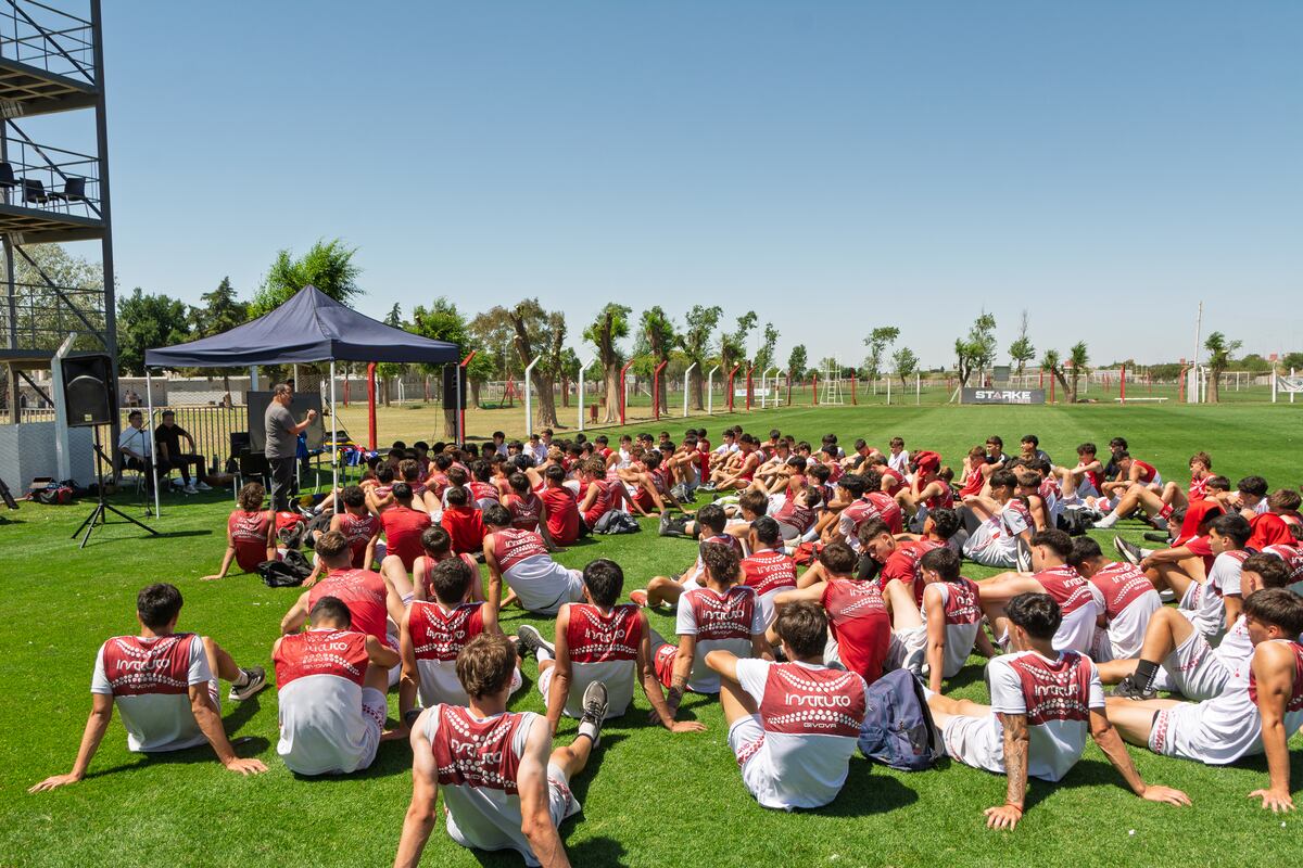 La cancha Osvaldo Ardiles de la ciudad Deportiva de Instituto fue escenario de una propuesta que promueve el pensamiento crítico desde el deporte, con apoyo de la Dirección General de Juventud. (Prensa Instituto)