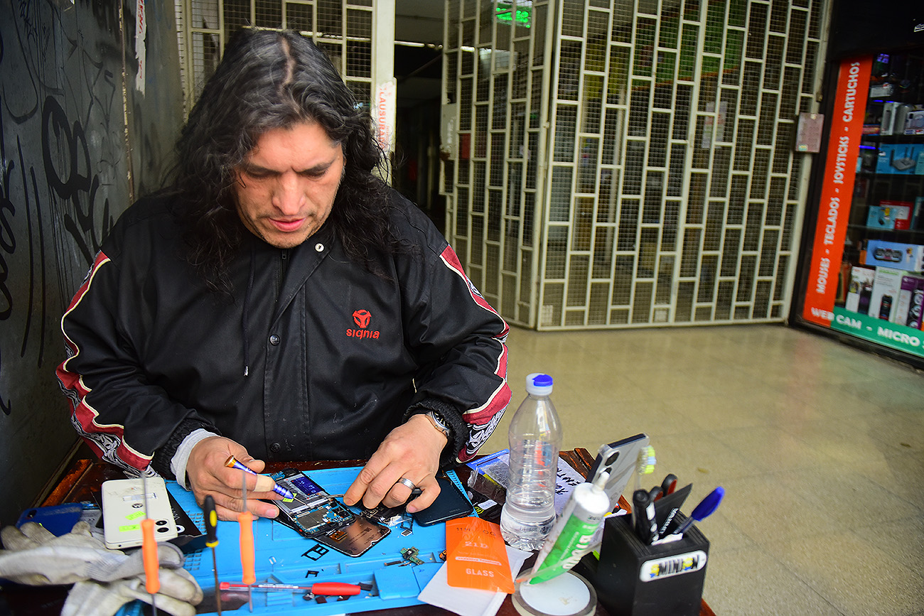 Galería Norte clausurada cerrada . comerciantes trabajan en la calle reparando celulares . (José Gabriel Hernández / La Voz)