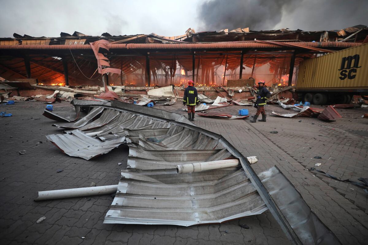 Incendio mortal en un depósito de Bangladesh. (AP)
