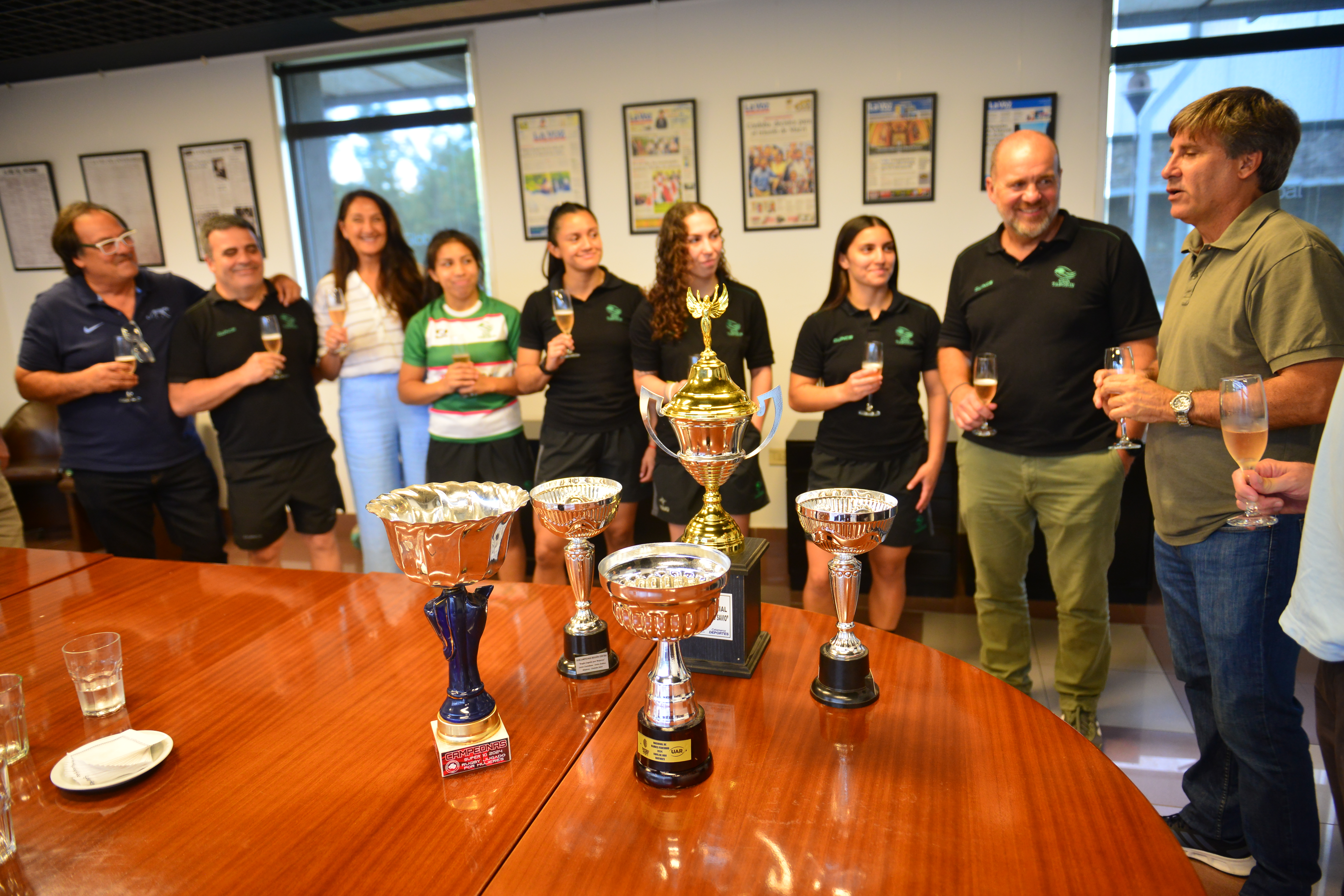 Brindis de las campeonas del rugby femenino del Club Taborín en redacción de La Voz. Foto: Javier Ferreyra