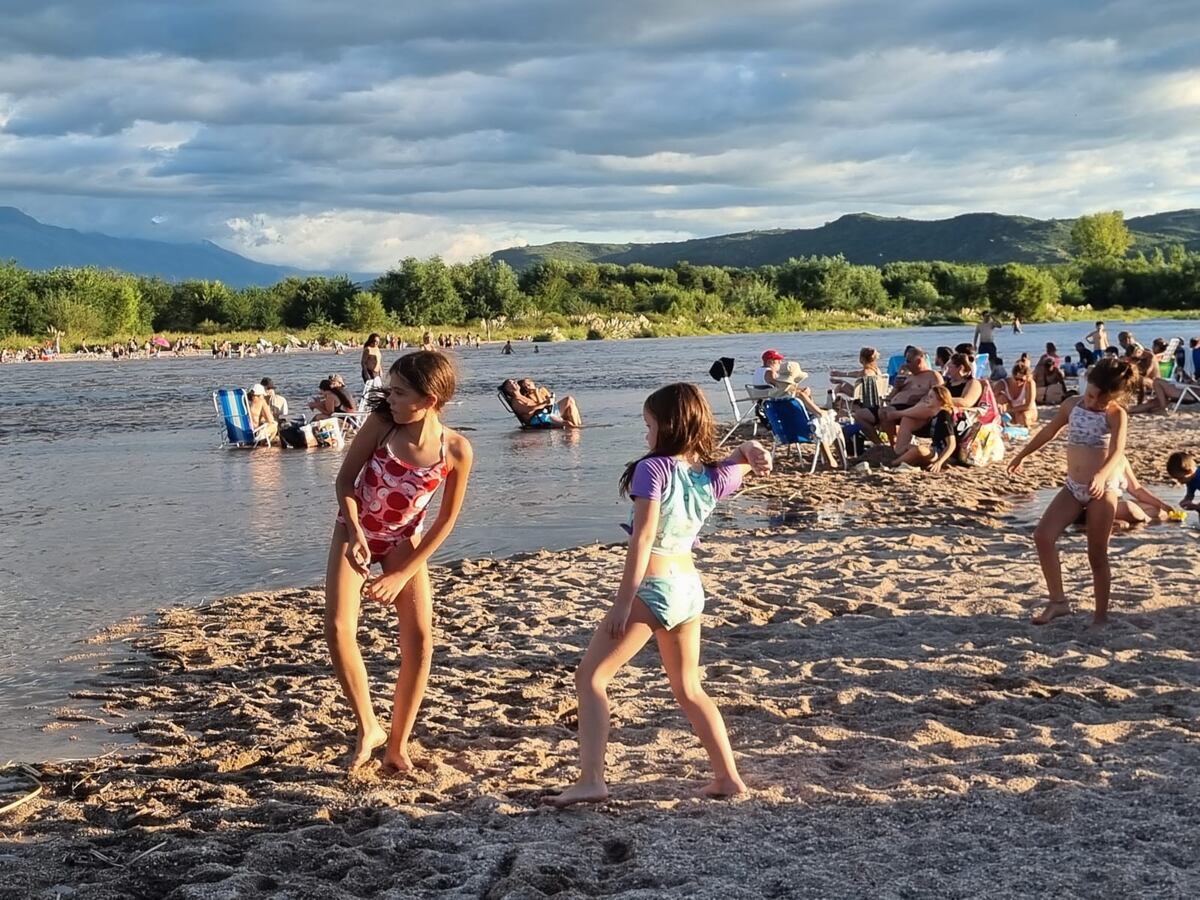 Familias en las arenas del río de los Sauces, en Nono, en el valle de Traslasierra (La Voz)