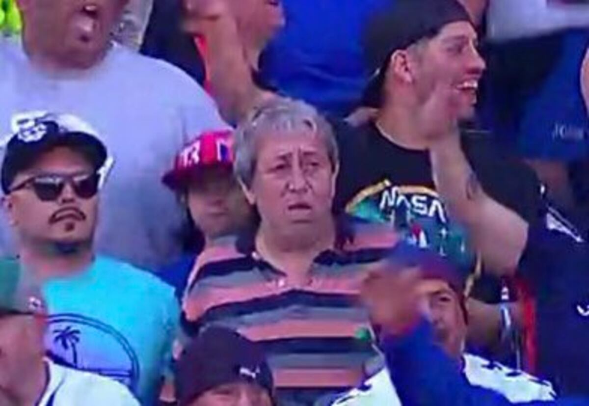 El "Loco Tito", barra de Belgrano, en la tribuna de Tigre ante Boca. (Twitter y capturas).