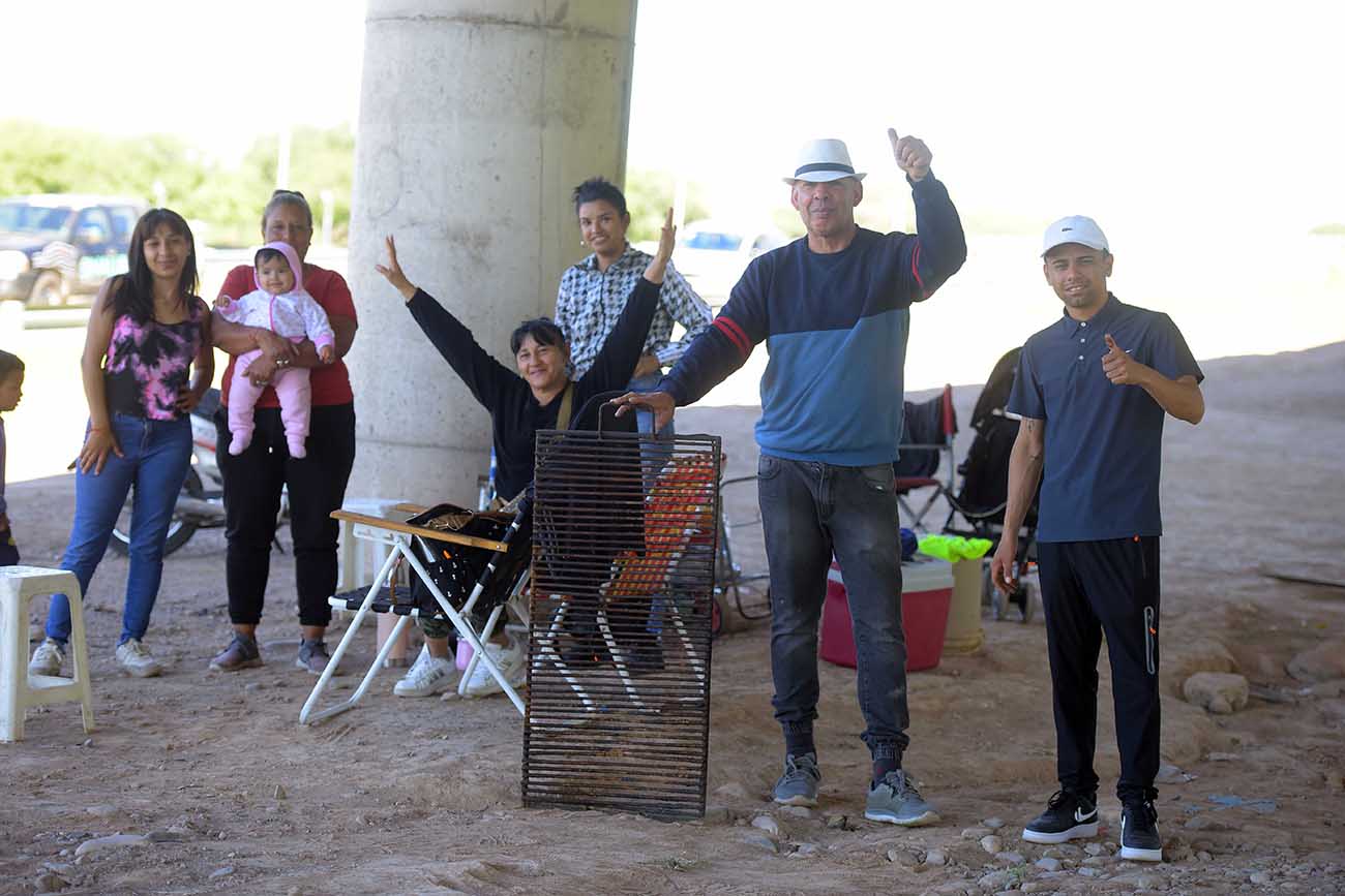 Previa de los fans de Los Piojos en el Estadio Mario ALberto Kempes. (José Gabriel Hernández / La Voz)
