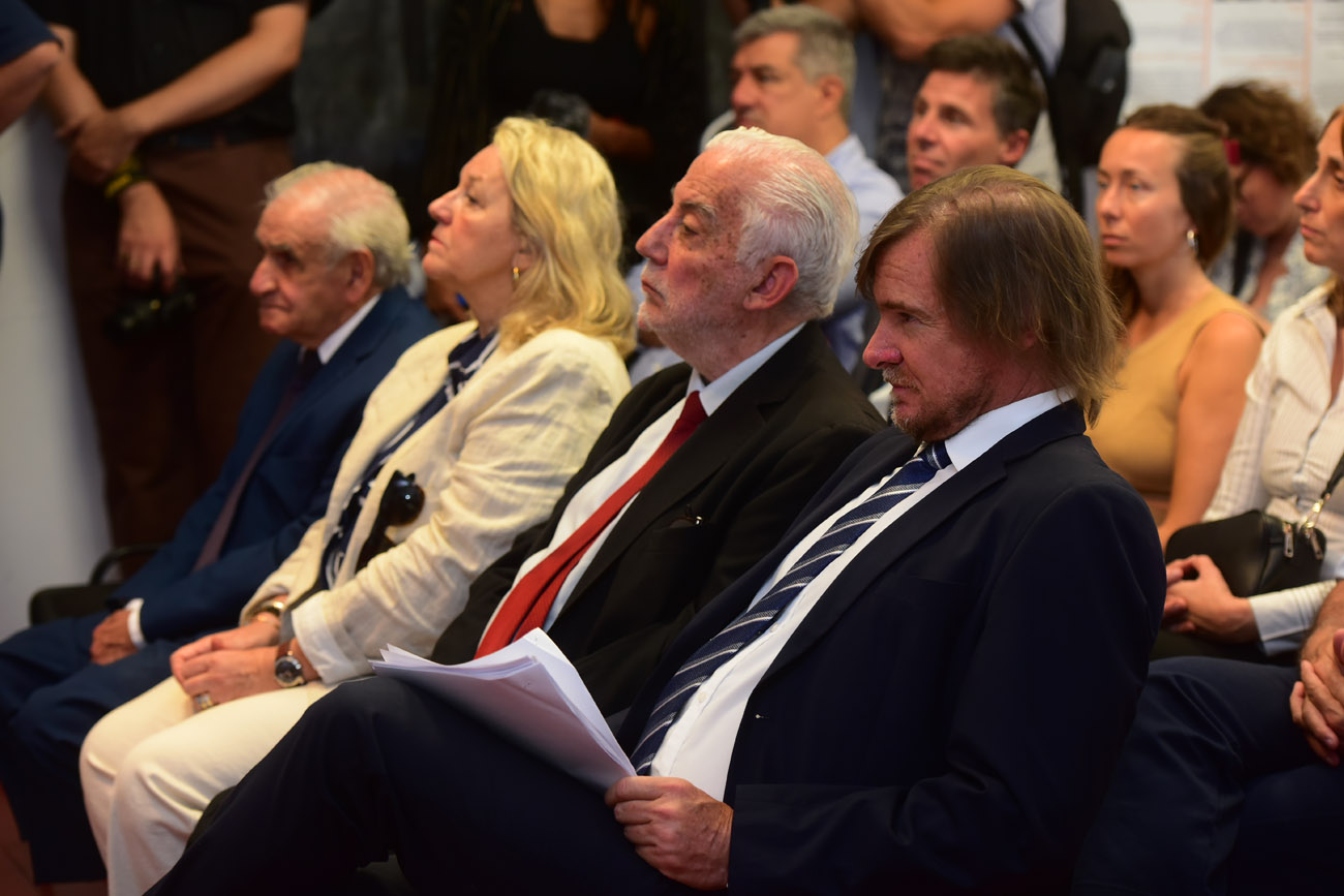 Conferencia en el Espacio La Perla sobre las excavaciones en la Loma del Torito donde se encontraron fosas con restos humanos. Luis Rubio, Jessica Valentini, Luis Angulo (miembros del TSJ) y Miguel Hugo Vaca Narvaja, juez federal. (Nicolás Bravo / La Voz)