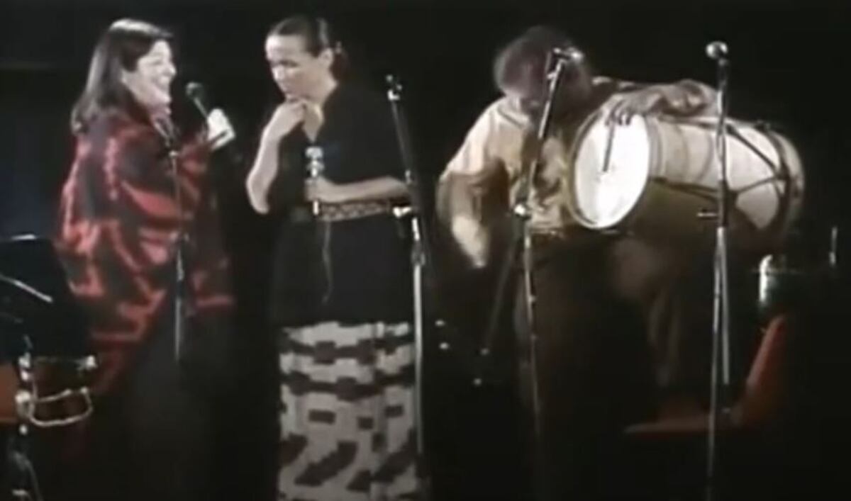 Con Mercedes Sosa y Raúl Carnota cantando El grito Santiagueño.