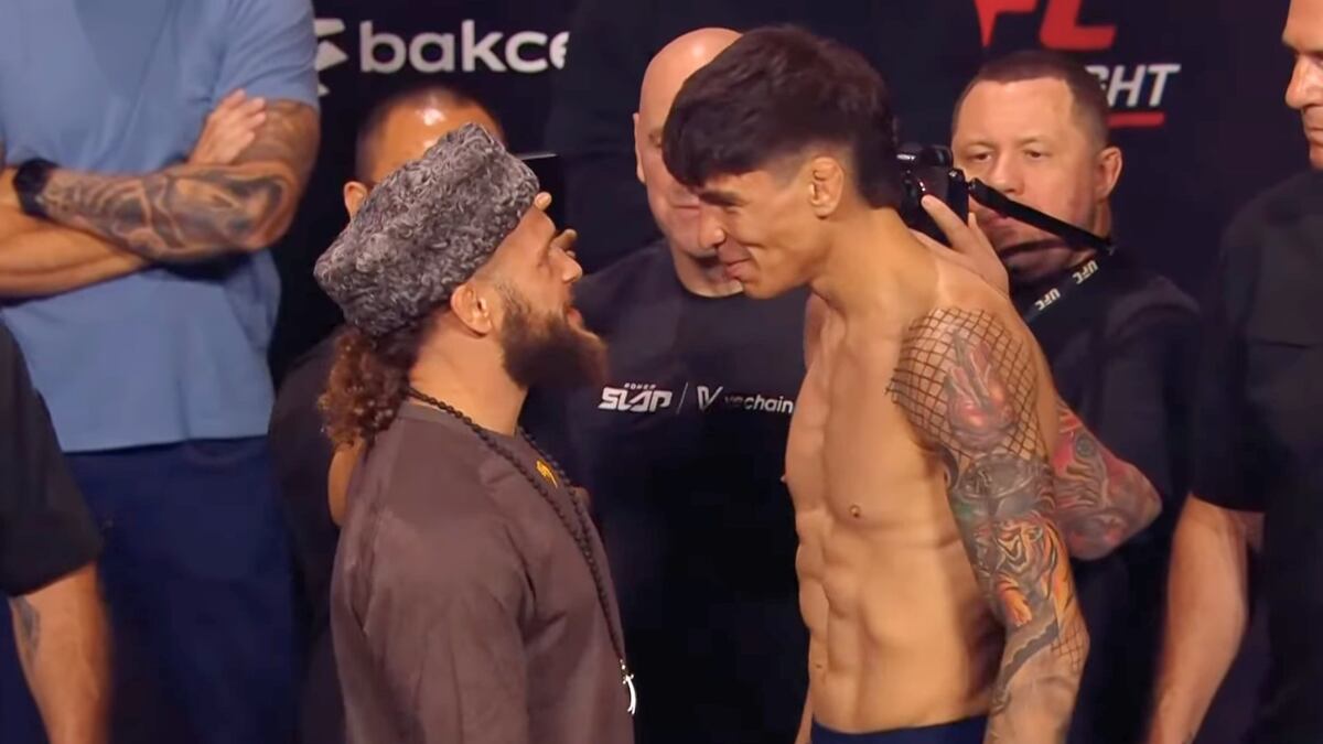Ignacio "La Jaula" Bahamondes en frente de Rafael Fiziev en el "cara a cara" de este viernes tras el pesaje oficial. (Crédito: X/@mmashift)