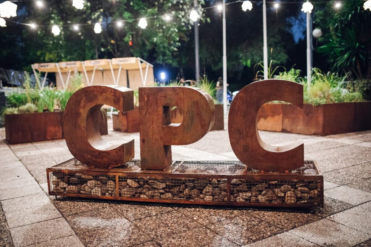 Fueron instalados canteros realizados con material reciclado, nuevos asientos y puestos para las ferias que operan en el CPC.