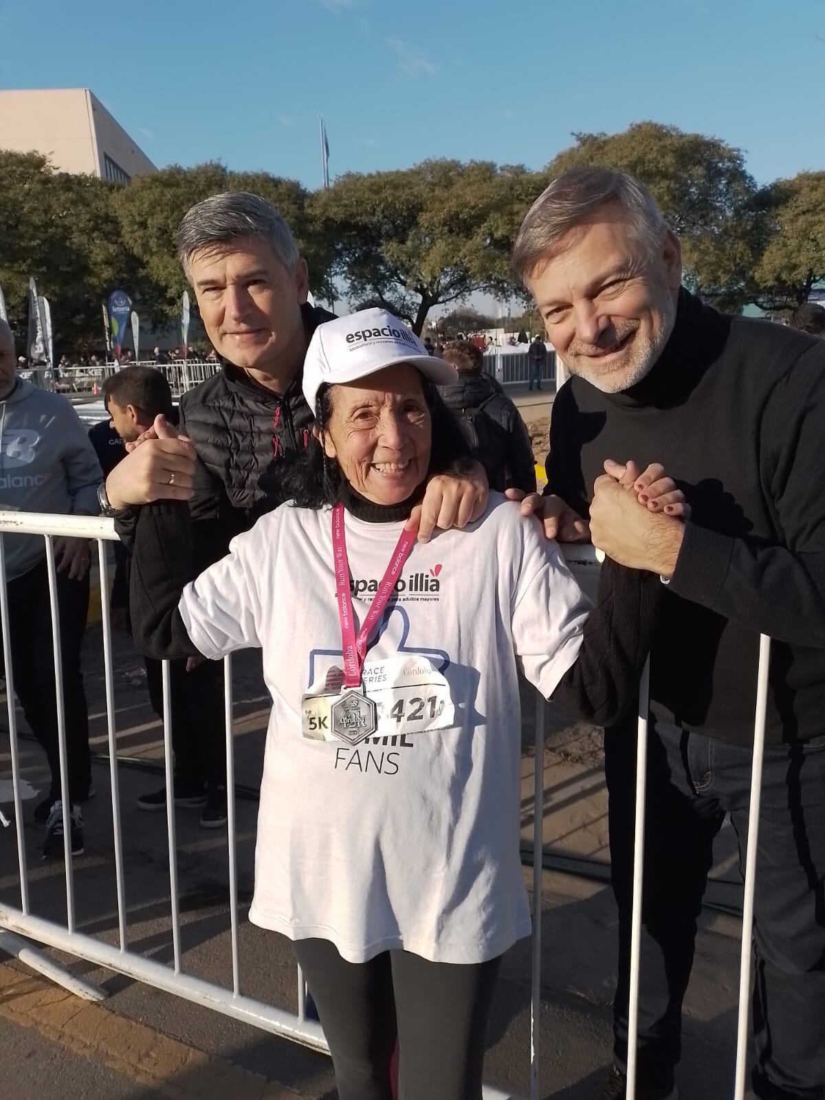 María Rosa Abdo. Con 75 años esta entusiasta runner corrió los 5K de la Maratón de la ciudad de Córdoba y fue saludada por el intendente Daniel Passerini y el vice Javier Pretto.