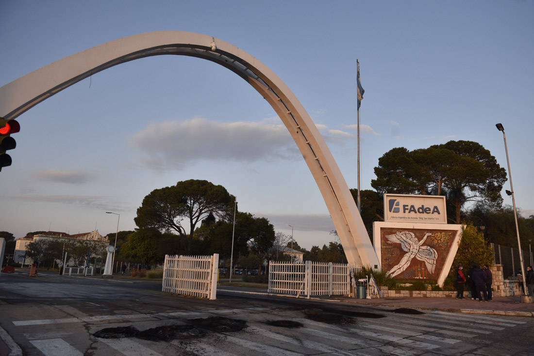 Protesta de empleados de Fadea en la puerta de la fábrica. (Ramiro Pereyra)