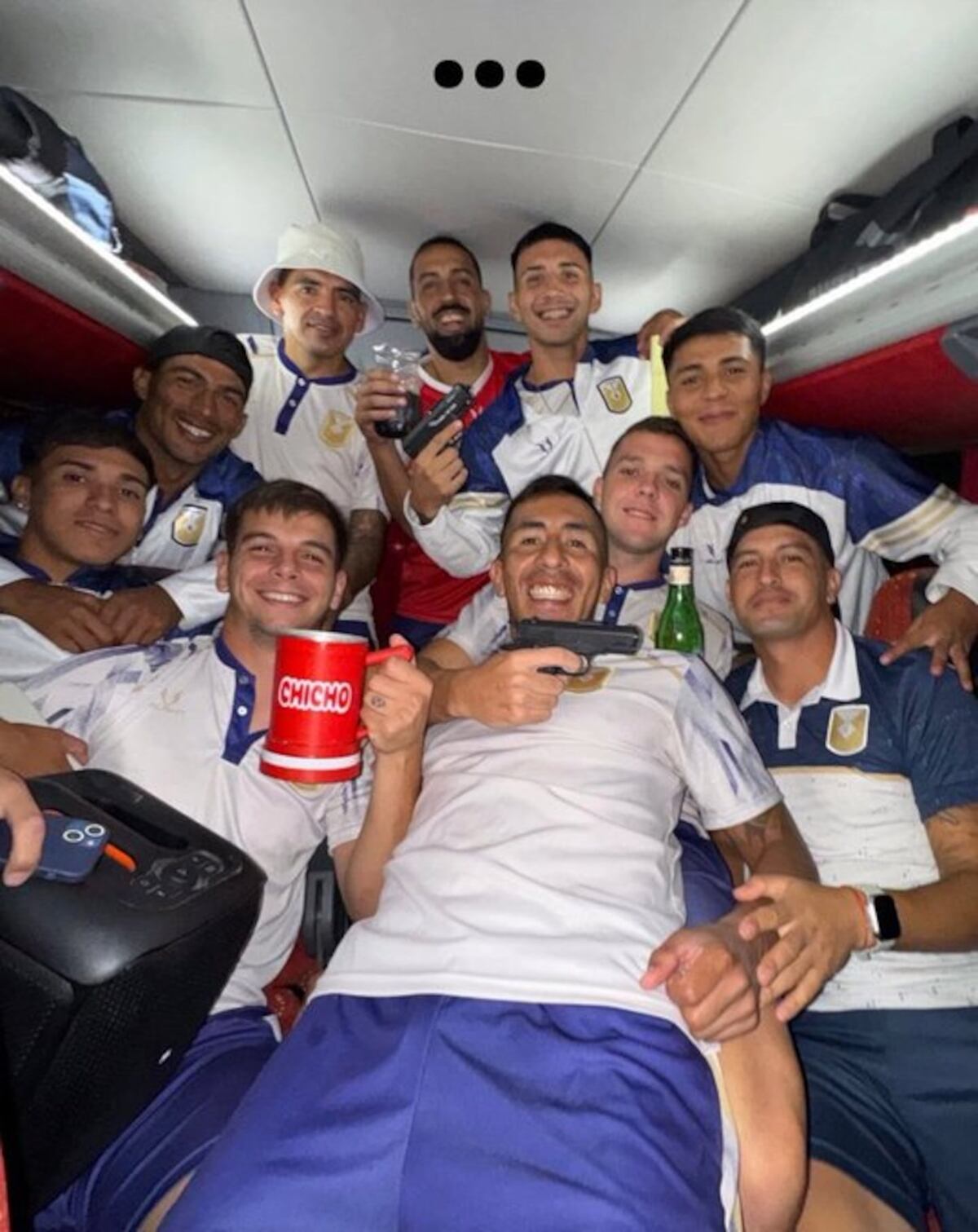 Polémica en Tucumán por los jugadores que se fotografiaron con un arma. (Gentileza)