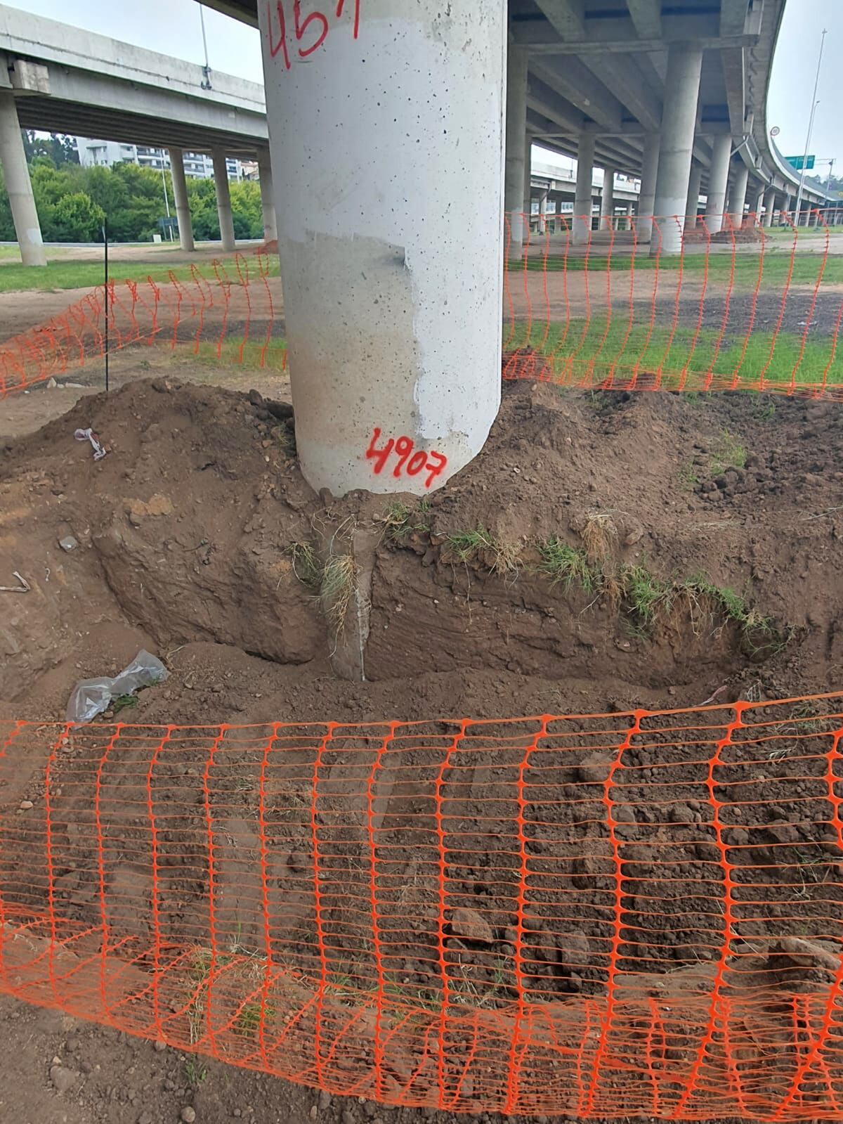 Obra de realización de veredas en la zona del estadio Kempes, debajo de la Circunvalación. (La Voz)