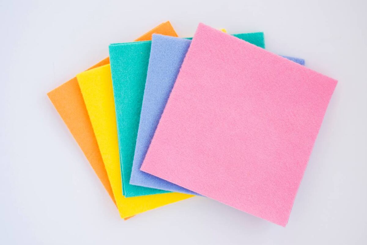 Aunque parecen iguales, las esponjas de cocina se diferencian por colores que indican para qué tipo de limpieza están pensadas. Usarlas mal puede dañar superficies o dejar todo peor. (Freepik)