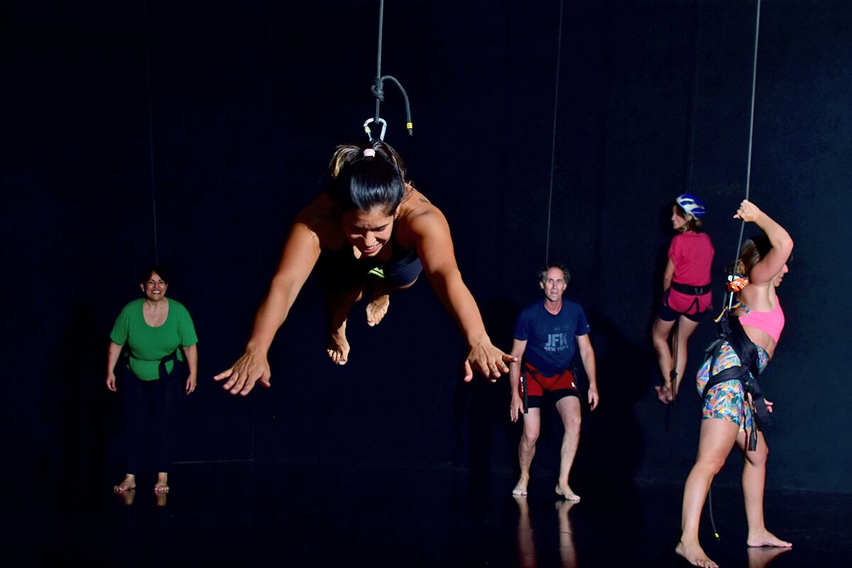 Danza aérea con arnés. La escuela "Caro aérea" ofrece clases regulares y retiros en diferente ciudades del interior de Córdoba para practicar la disciplina. (Christian Luna/ La Voz)