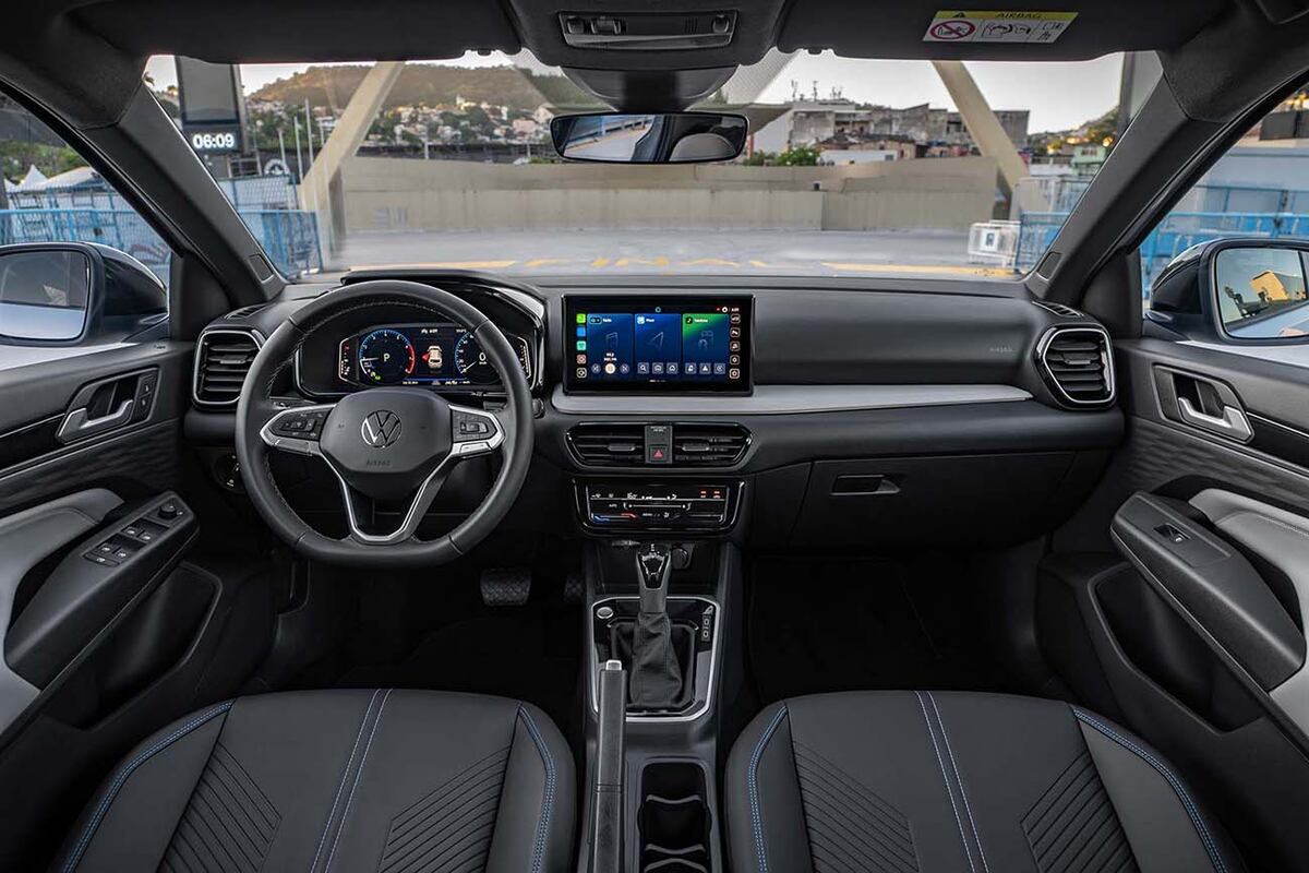 El interior se destaca por disponer de multimedia VW Play, cargador inalámbrico, climatizador luces ambientales y volante multifunción de cuero.