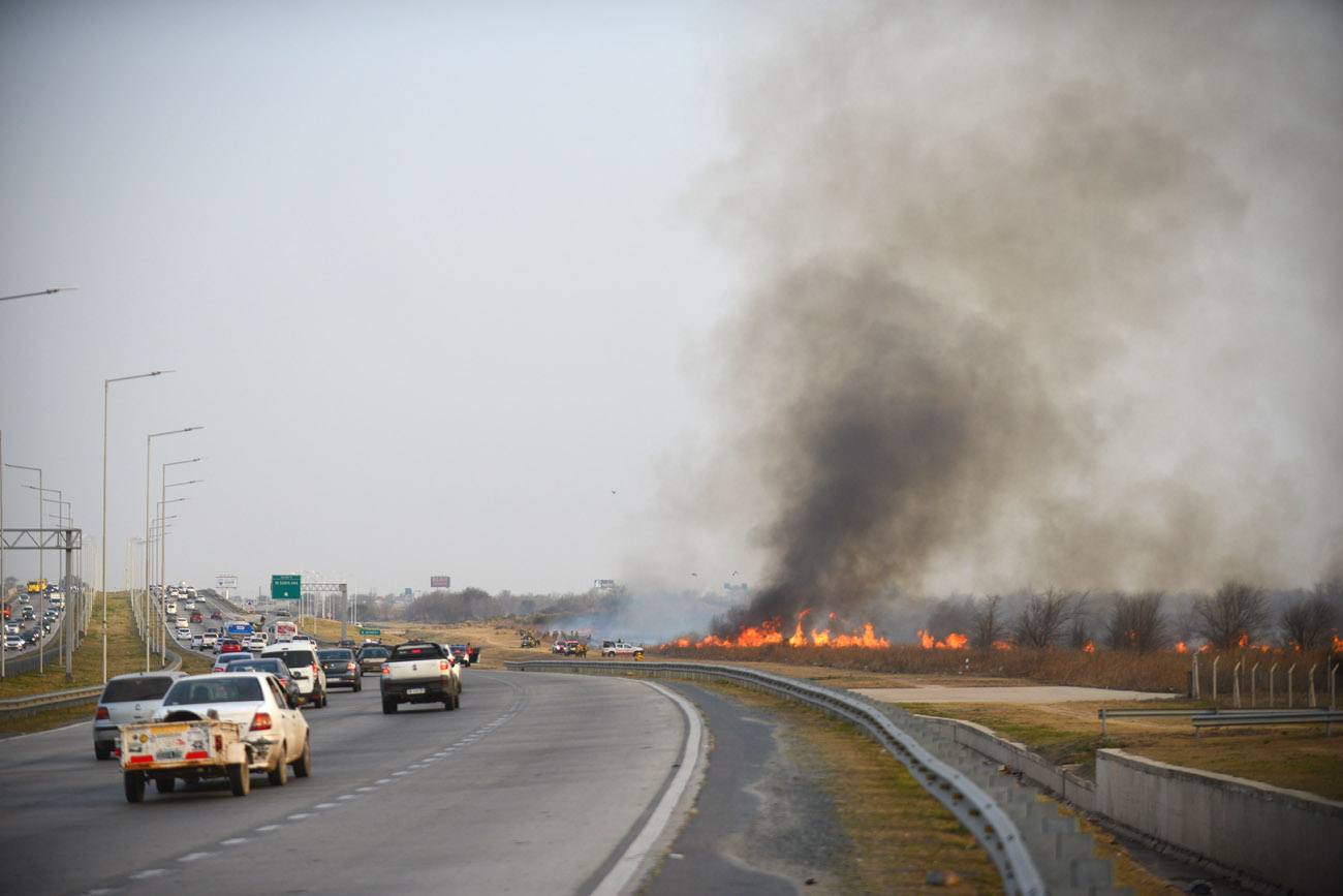 Se desató un incendio en el predio del Ejército al lado de la avenida Circunvalación, frente a la concesionaria Autocity. (Nicolás Bravo / La Voz)