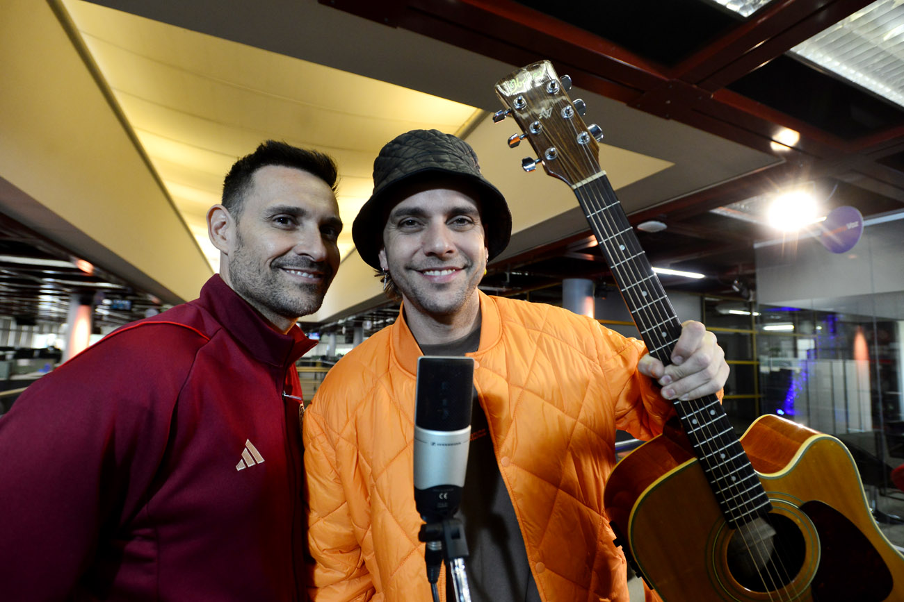 Los integrantes de Los Caligaris Raúl Sencillez y Juan Taleb hicieron un acústico en la redacción de La Voz. (Nicolás Bravo / La Voz)