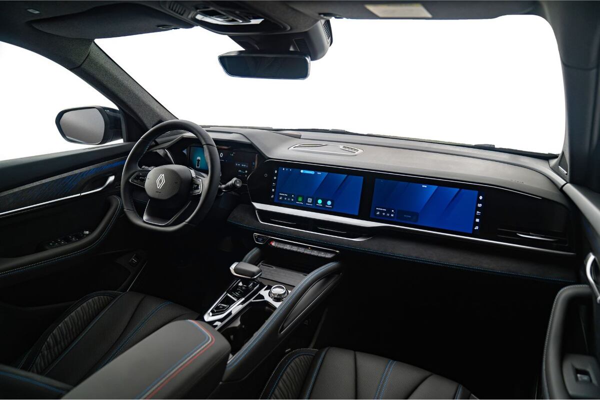 El interior del nuevo Koleos es sobresaliente e incluye, entre muchas otras cosas, una tercera pantalla que sólo puede verse desde el puesto del acompañante y que sirve para ver series y películas.