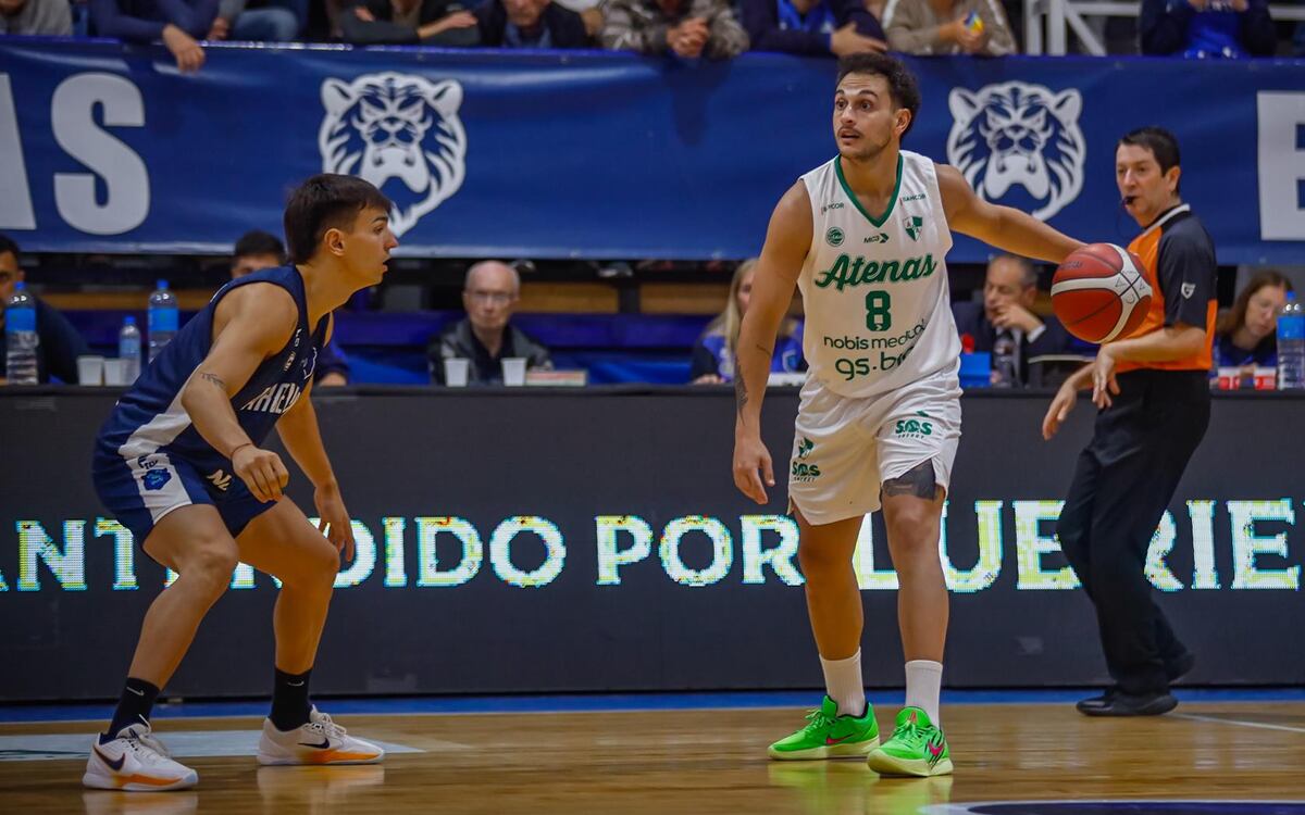 Nicolás Zurschmitten tuvo una destacada tarea en la victoria de Atenas ante Argentino en Junín por la Liga Nacional de Básquetbol. (Prensa Argentino)