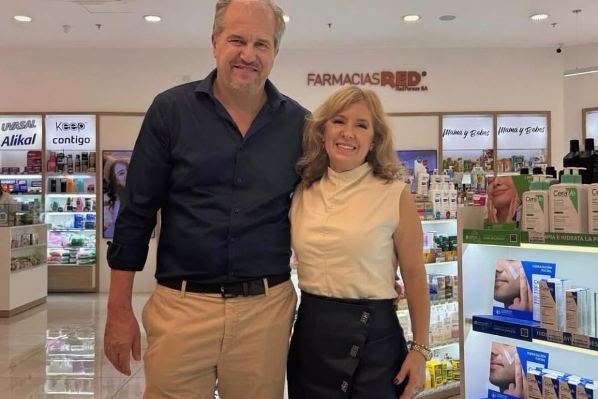 Mariana Scerbo con Juan Manuel hoy, en una de las sucursales de Farmacias Red. Tienen 21 (Foto: gentileza Mariana Scerbo)