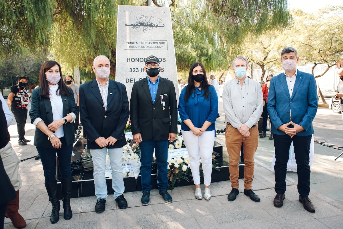 El viceintendente, el concejal autor del proyecto y ediles de distintos bloques junto a integrantes de la Asociación de Civil Amigos del Crucero General Belgrano.