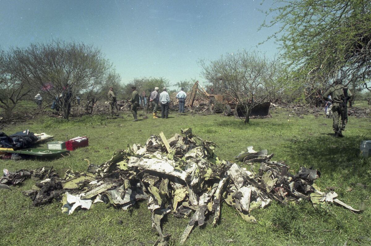 Pedazos del avión. (Télam)
