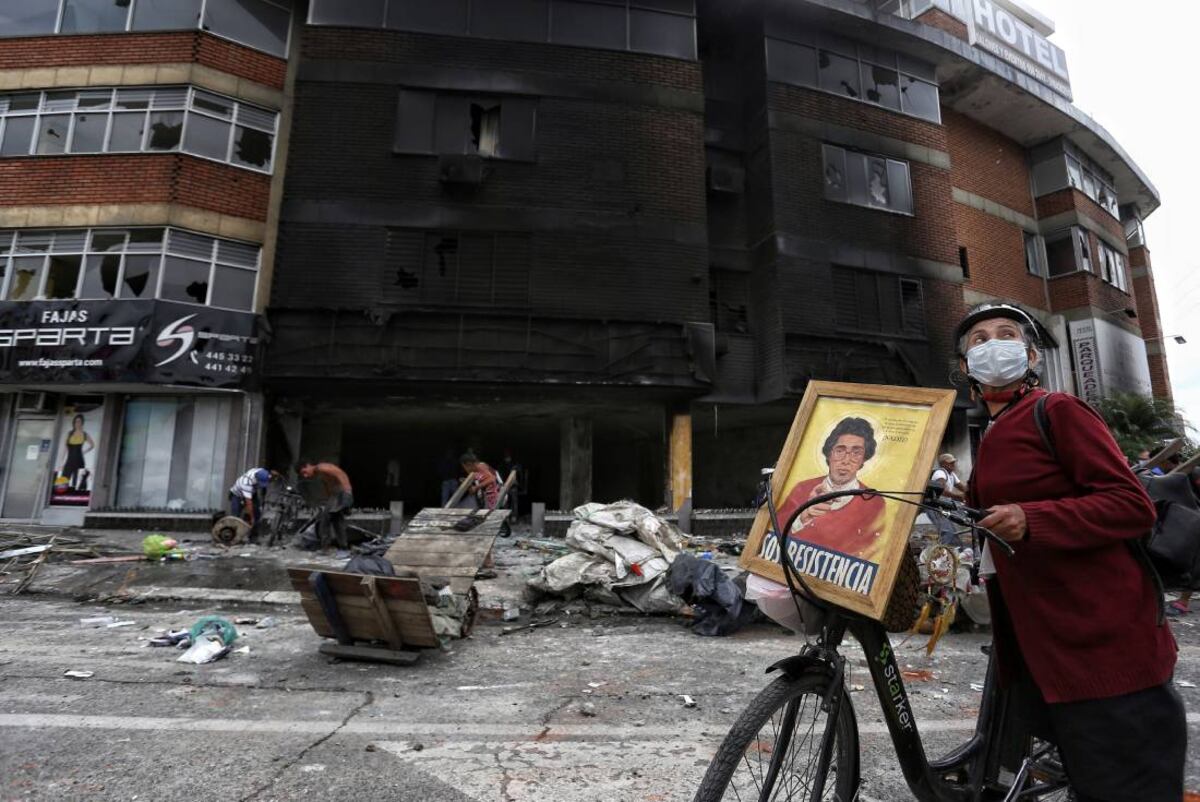 El hotel La Luna, quemado tras las protestas en Cali (AP /Andres Gonzalez).