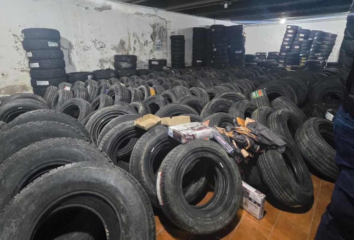 Encontraron más de mil cubiertas en un depósito en Barrio Jardín Espinosa.
