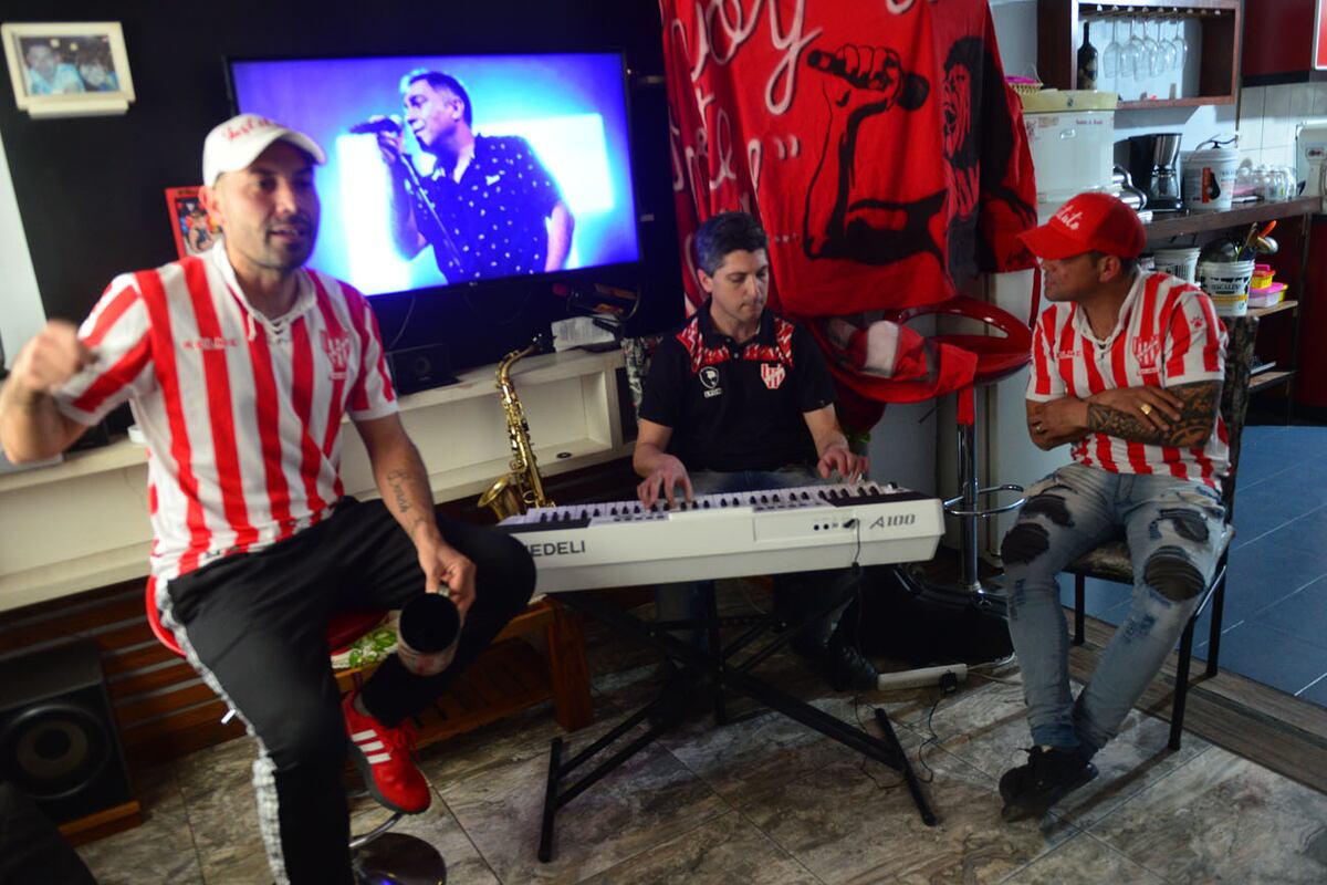 Hinchas de Instituto que son los creadores de las canciones que canta la hinchada durante los partidos. Foto Javier Ferreyra