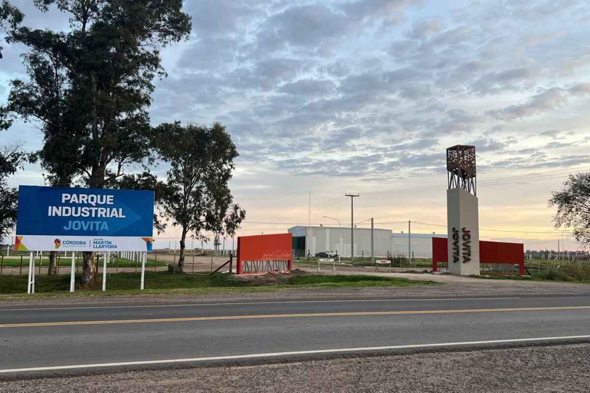 Obra de pórtico de ingreso en el Parque Industrial de Jovita.