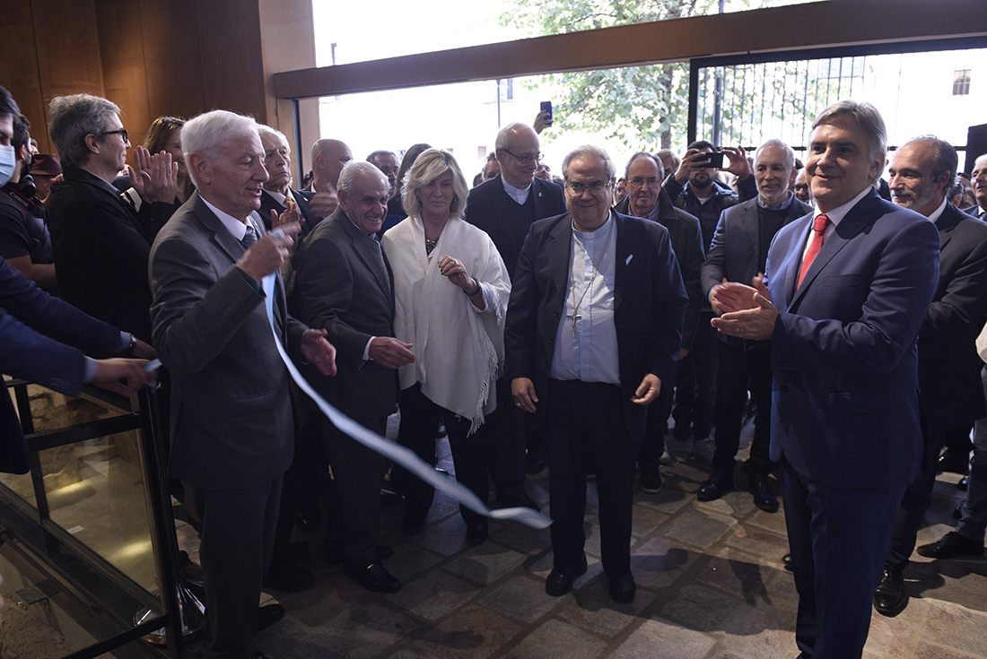 Martín Llaryora y el rector Hugo Juri cortan las cintas de inauguración del nuevo Centro Cultural de la UNC y Paseo Córdoba de la Nueva Andalucía. Calle Duarte Quirós Esquina Obispo Trejo. (Ramiro Pereyra  / La Voz)