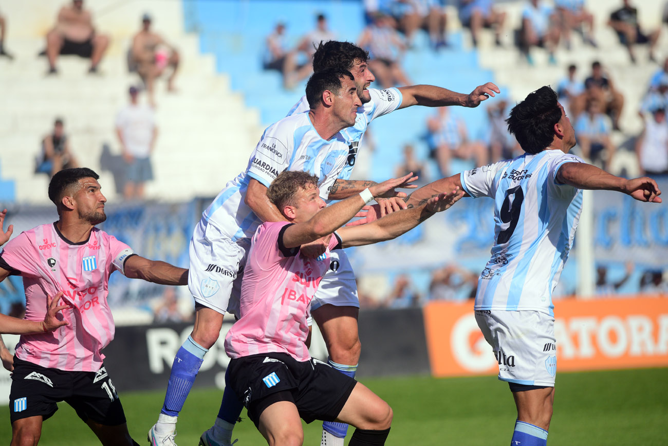 Racing de Nueva Italia recibe a Gimnasia y Tiro de Salta por la fecha 34 del torneo en el estadio Miguel Sancho. (José Gabriel Hernánez / La Voz)