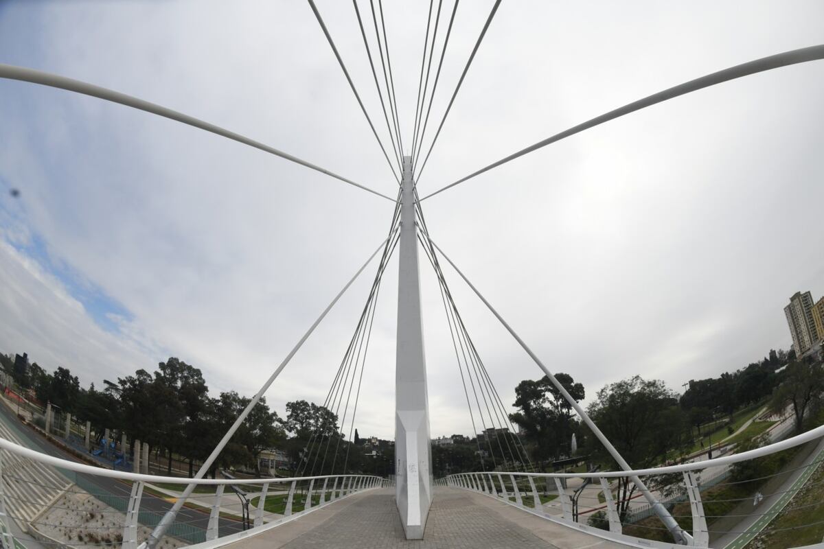 La construcción está ubicada entre los puentes Antártida y Centenario, y constituye un aporte para el reordenamiento, revalorización e integración del sector del Parque Las Heras-Elisa. (Ramiro Pereyra / La Voz)