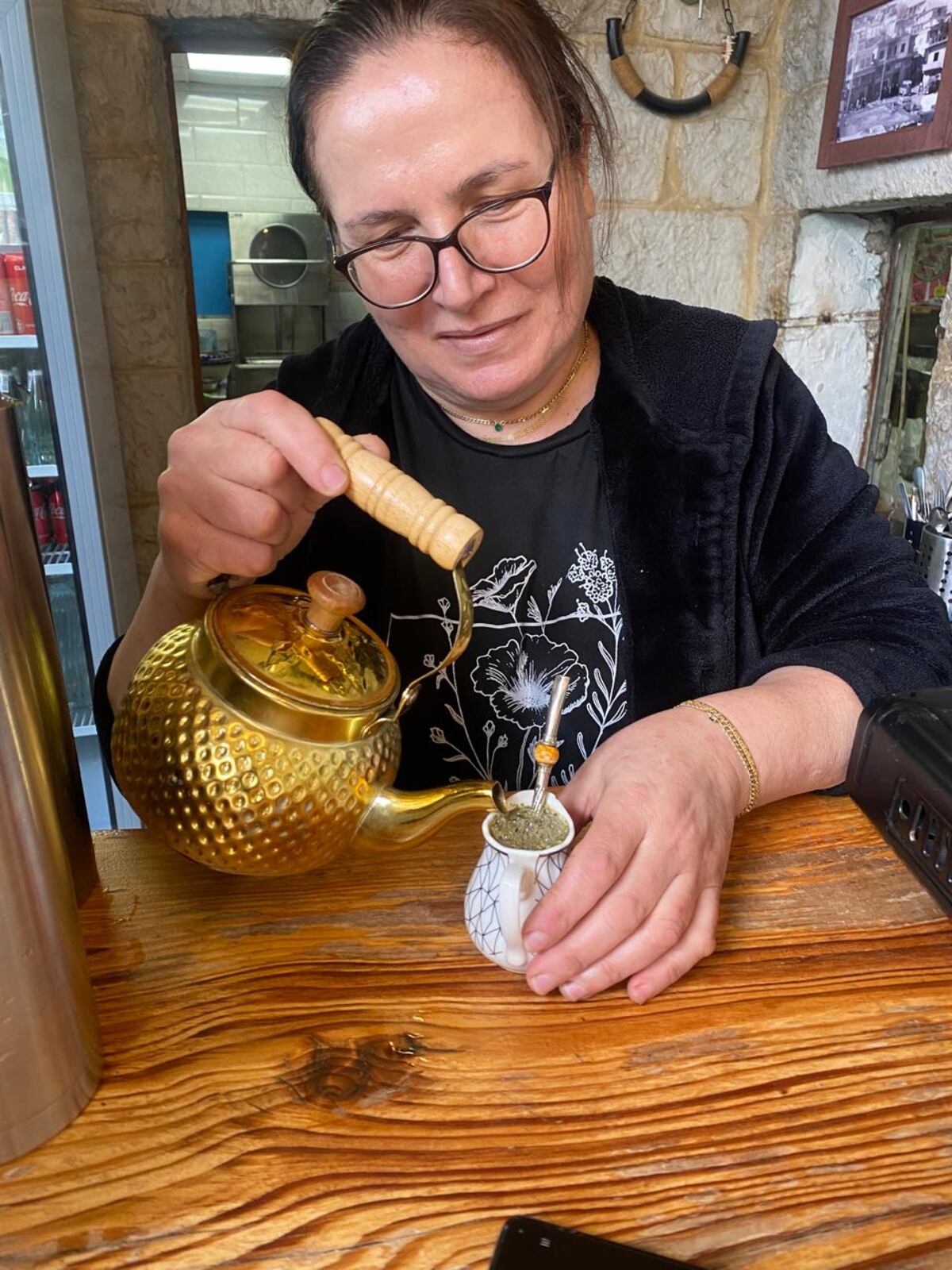 Mujer drusa cebando un mate en Israel.