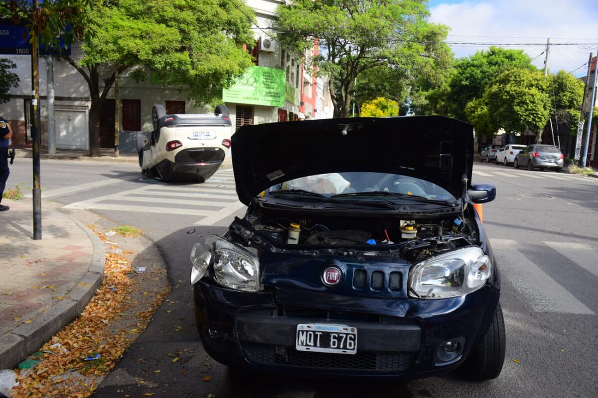 Córdoba. Tras un fuerte accidente un Renault Kaptur volcó en Alta Córdoba, en el cruce entre calles Mendoza y Jerónimo Luis de Cabrera. (José Gabriel Hernández / La Voz)
