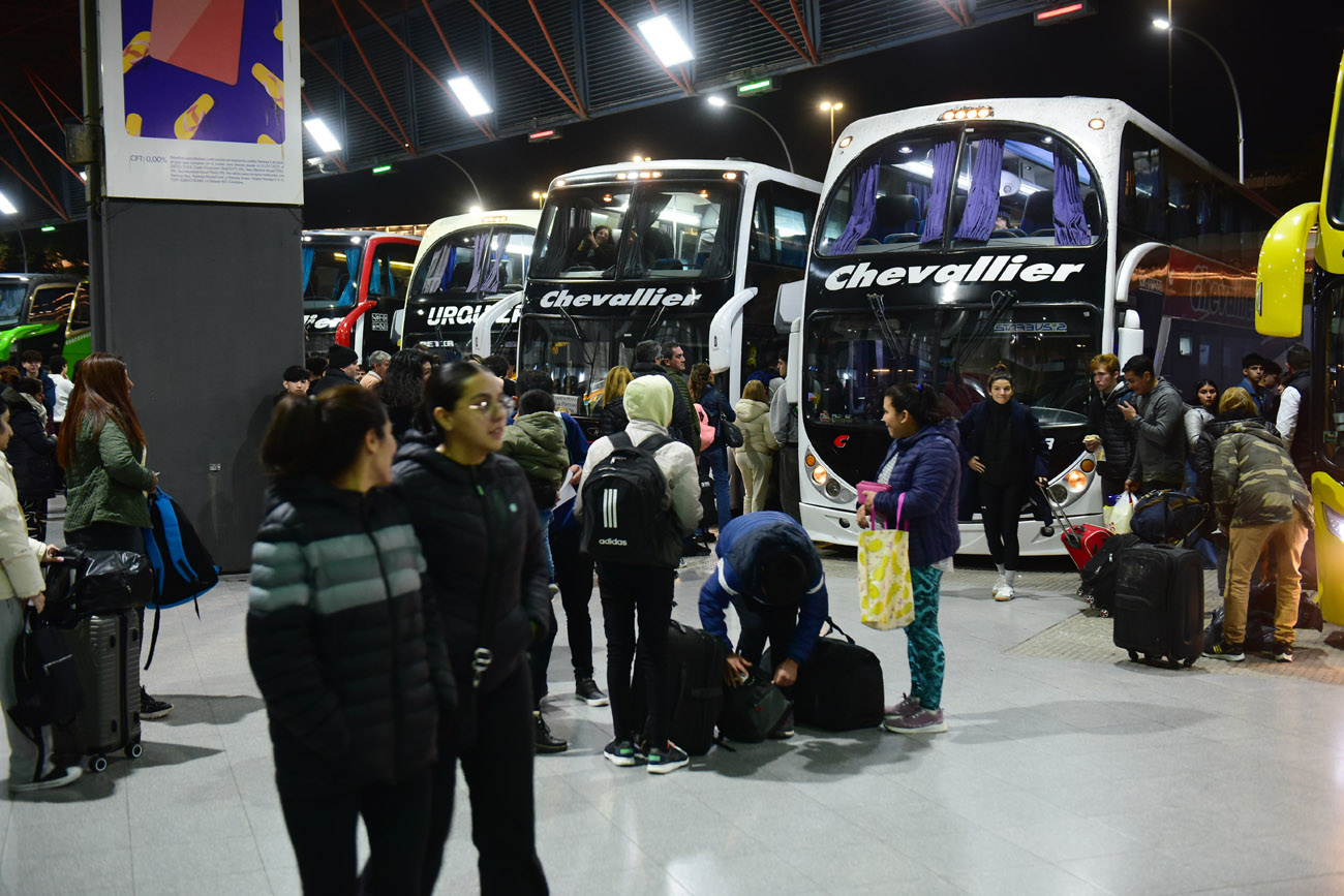 Movimiento de viajeros en la terminal de ómnibus de Córdoba, en el inicio de las vacaciones de invierno.  (Nicolás Bravo / La Voz)