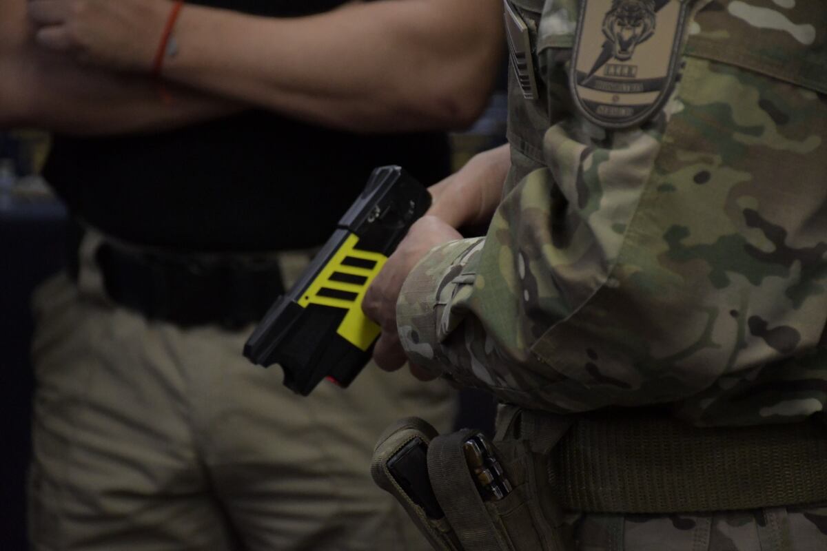 Presentación de guantes de descarga eléctrica en la Jefatura de Policía de Córdoba. (Policía)