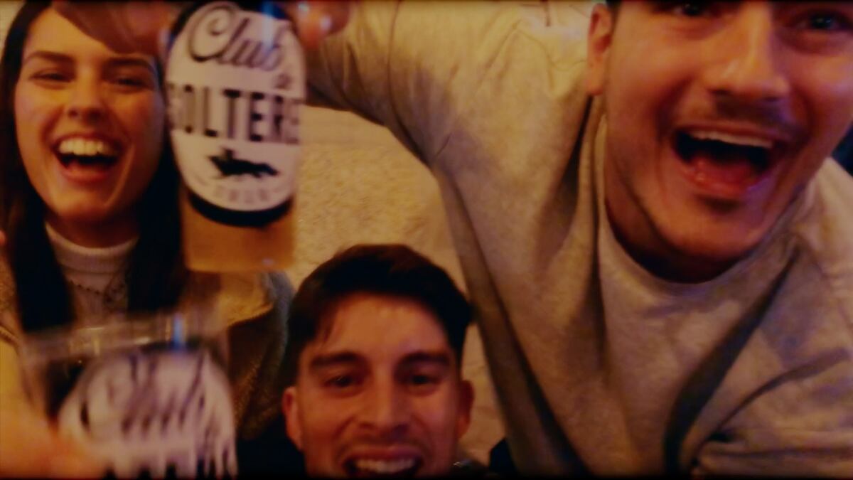 Club de solteros. Los participantes se agrupan en un mínimo de seis personas, a las cuales se los conecta para salir.