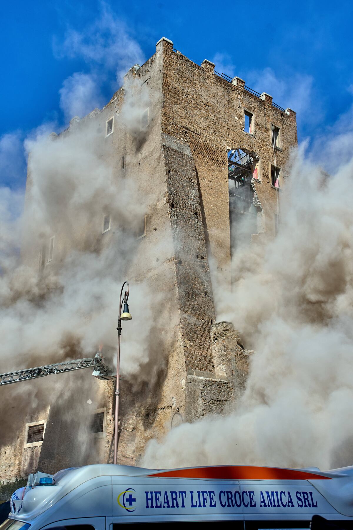 Torre dei Conti, la medieval construcción que colapsó en Roma. Hubo heridos y un gran trabajo de los rescatistas. (AP)