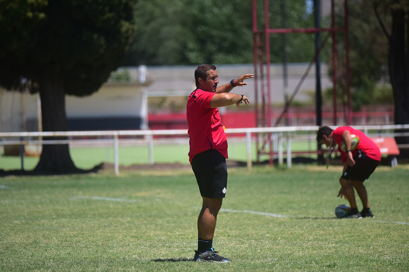 Galo Álvarez Quiñones, entrenador de forwards de Dogos XV, dando indicaciones en el entrenamiento. (Pedro Castillo / La Voz) 